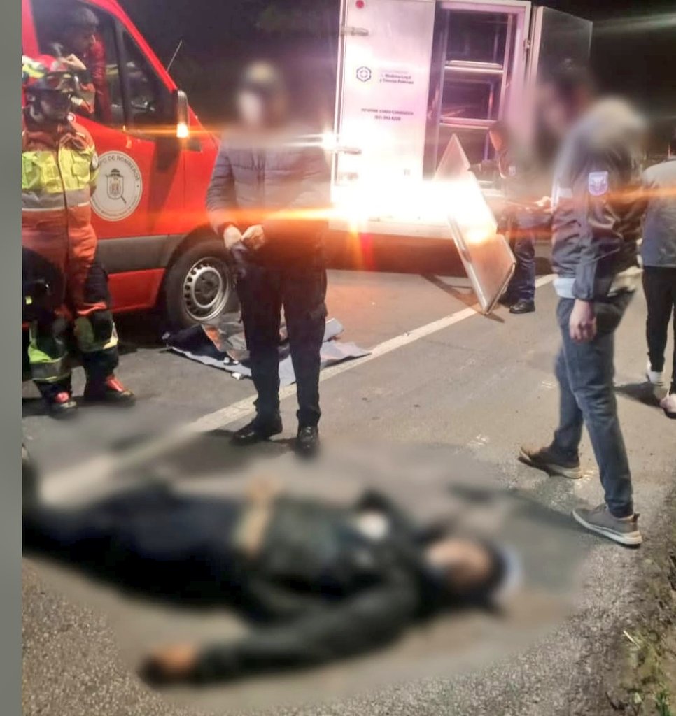 PoliciaEcuador's tweet image. #ATENCIÓN

POLICÍA ENFRENTÓ A ASALTANTES DE UN BUS, ABATIENDO A UNO DE ELLOS MEDIANTE USO LÉGITIMO DE LA FUERZA

Mientras un servidor policial se trasladaba a su domicilio en un bus de transporte público, por la av. Simón Bolívar, #UIO, los pasajeros fueron sorprendidos por dos…