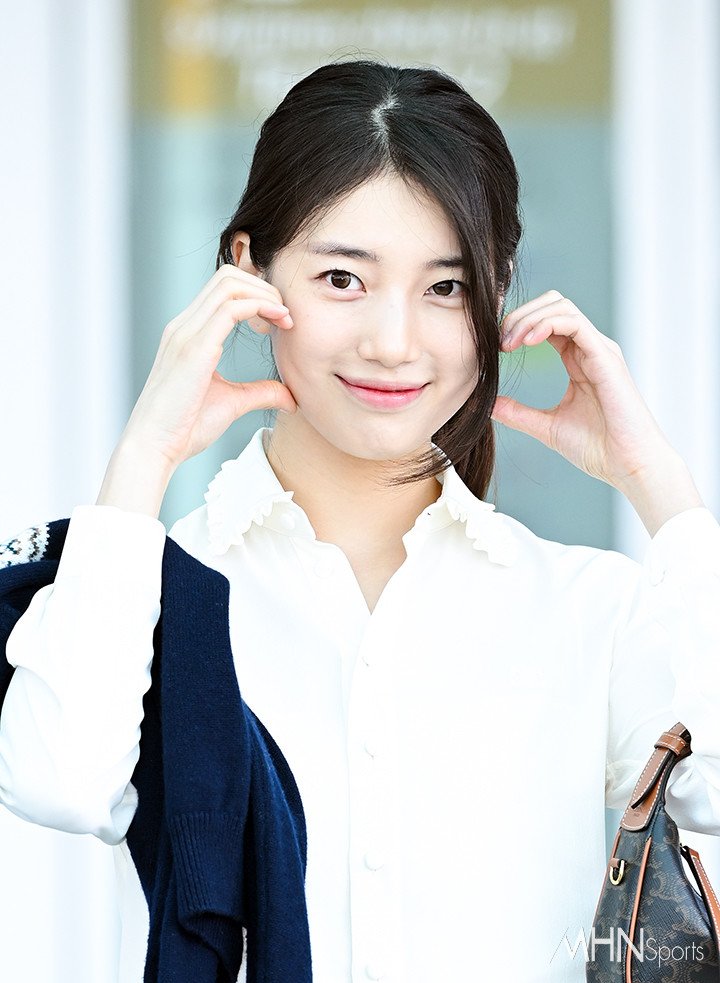 sgXCLUSIVE's tweet photo. South Korean actor Park Bo Gum and actress-singer Bae Suzy are headed for Singapore to attend the CELINE Boutique ION Orchard opening event.

📅 27 March 2025 
🕰️ 3PM
📍 ION Orchard @ion_orchard
Celine ION Orchard is located at #01-04 

#CELINE #셀린느 #ParkBogum #BaeSuzy https://t.co/zlk7rTAmEn