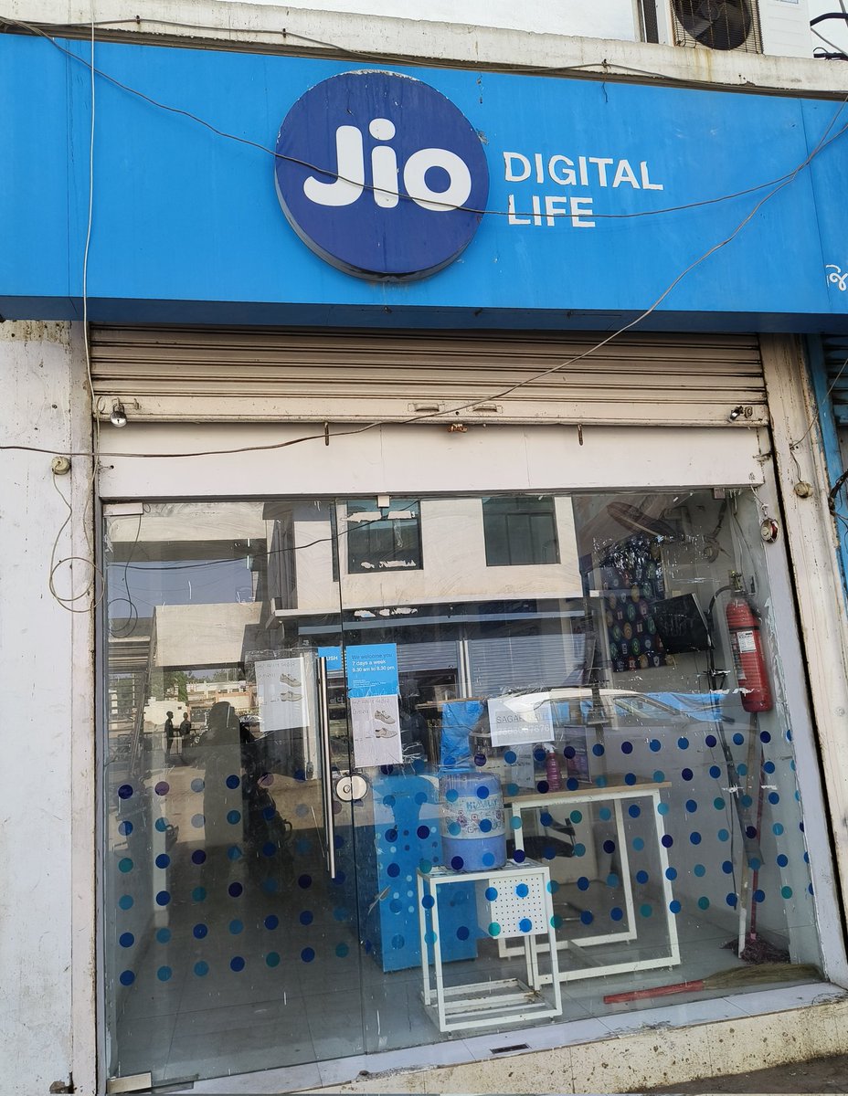 The time is written as 9:30 and Jio Care has not opened yet, how annoying the customer has to be. <a href="/JioCare/">JioCare</a> <a href="/reliancejio/">Reliance Jio</a>