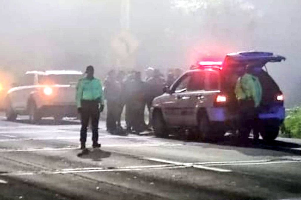 PoliciaEcuador's tweet image. #ATENCIÓN

POLICÍA ENFRENTÓ A ASALTANTES DE UN BUS, ABATIENDO A UNO DE ELLOS MEDIANTE USO LÉGITIMO DE LA FUERZA

Mientras un servidor policial se trasladaba a su domicilio en un bus de transporte público, por la av. Simón Bolívar, #UIO, los pasajeros fueron sorprendidos por dos…