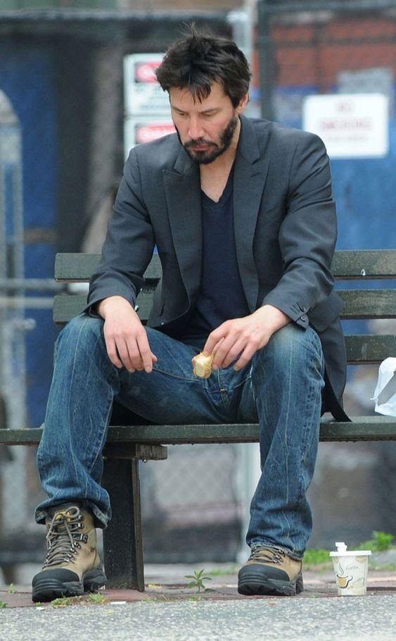 Keanu Reeves dijo una vez:  

"Estoy en una etapa de la vida en la que no me meto en discusiones. Aunque digas 1+1=5, tienes razón. Diviérte".  

Aquí hay 10 Mensajes impactantes de él: