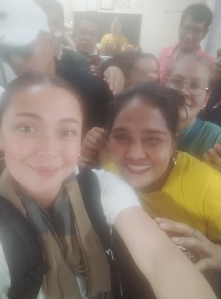 jsmgallery's tweet photo. "thank you idol Ikaw pa talaga nag hawak ng cp ko para maka pag pa pic ako sayo #jodisantamaria"

📸 Sofia Pineda FB https://t.co/5sZLQeMiUB