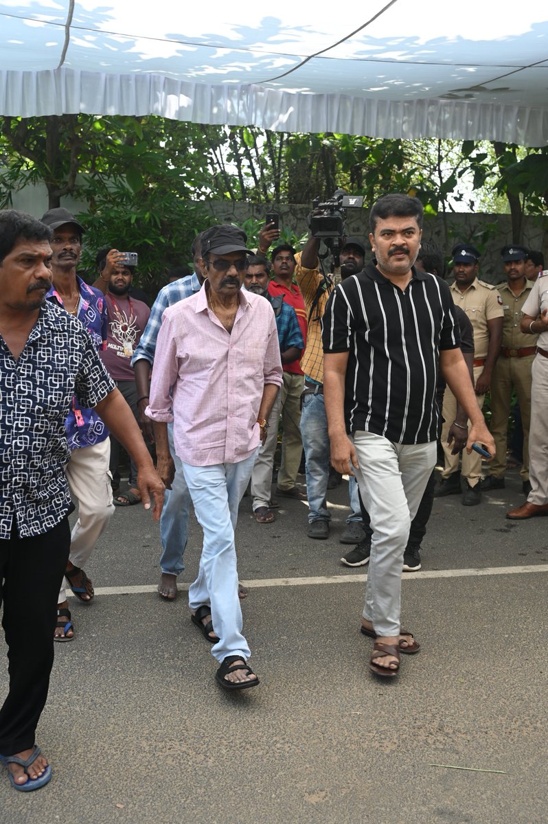 ChennaiTimesTOI's tweet photo. #PVasu, #Goundamani, #Senthil &amp; #Vidarth pay their last respects to Manoj Bharathiraja, who passed away last evening due to cardiac arrest

#ManojBharathiraja #RIPManojBharathiraja https://t.co/eSmA0fuLOT