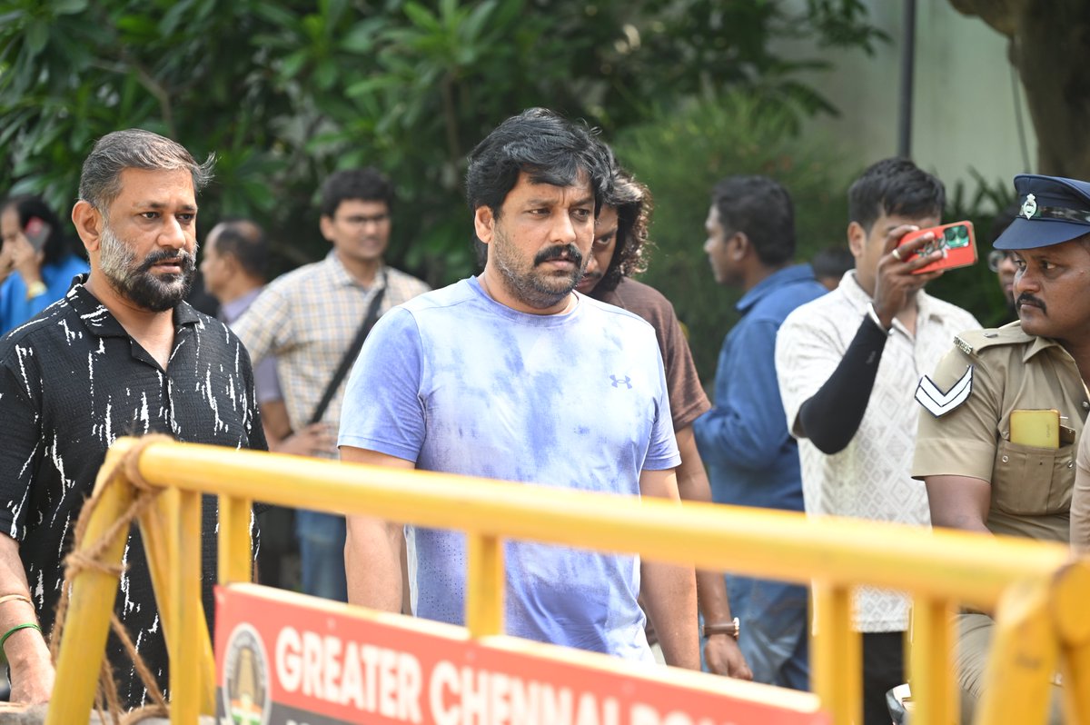 ChennaiTimesTOI's tweet photo. #PVasu, #Goundamani, #Senthil &amp; #Vidarth pay their last respects to Manoj Bharathiraja, who passed away last evening due to cardiac arrest

#ManojBharathiraja #RIPManojBharathiraja https://t.co/eSmA0fuLOT