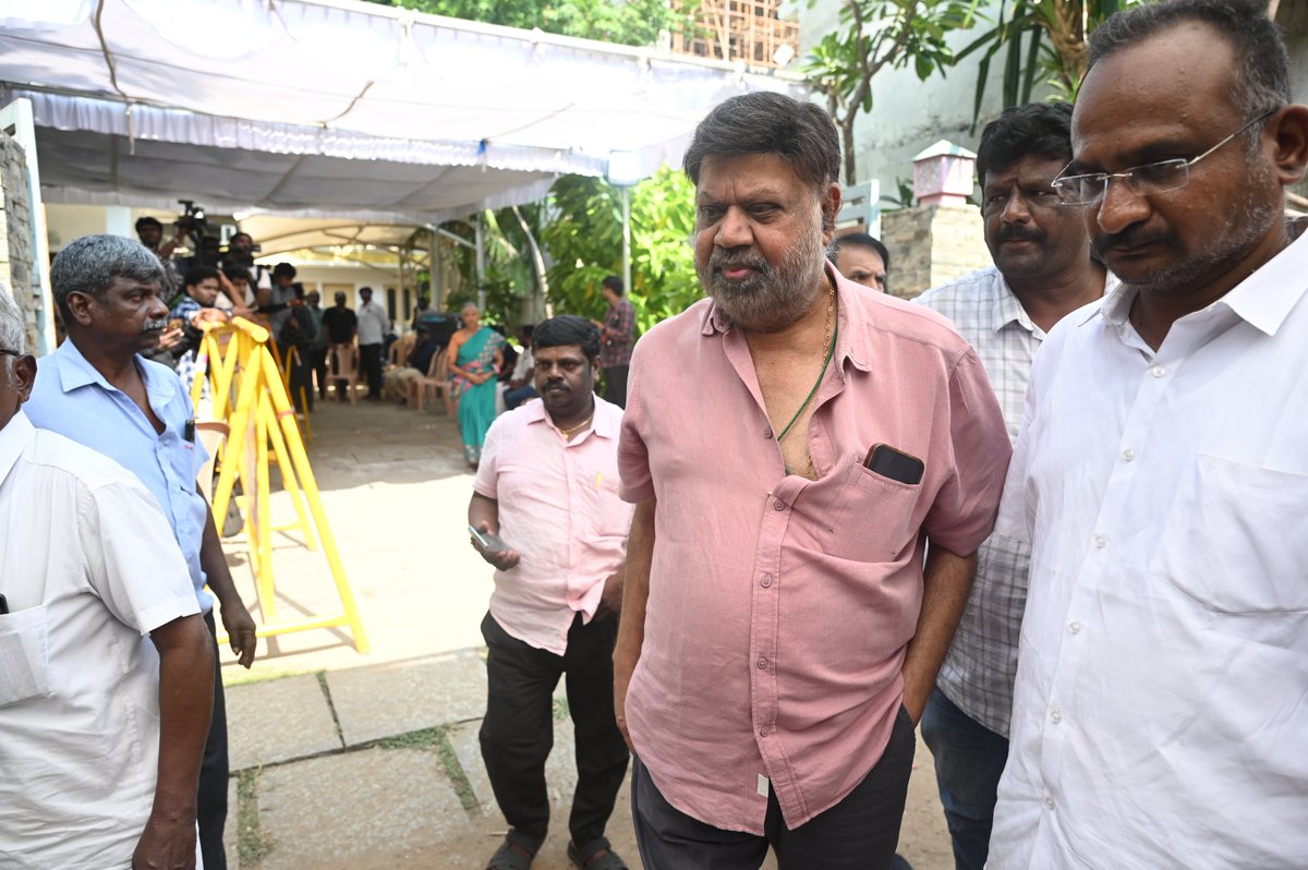 ChennaiTimesTOI's tweet photo. #PVasu, #Goundamani, #Senthil &amp; #Vidarth pay their last respects to Manoj Bharathiraja, who passed away last evening due to cardiac arrest

#ManojBharathiraja #RIPManojBharathiraja https://t.co/eSmA0fuLOT
