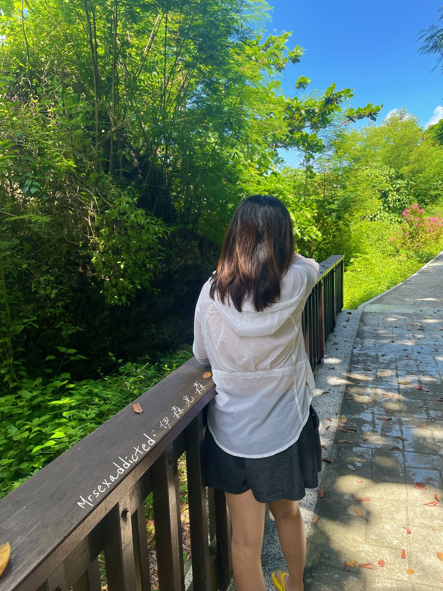 然后…突然有人来了
慌张的穿上外套但来不及拉上😂😂
#小琉球