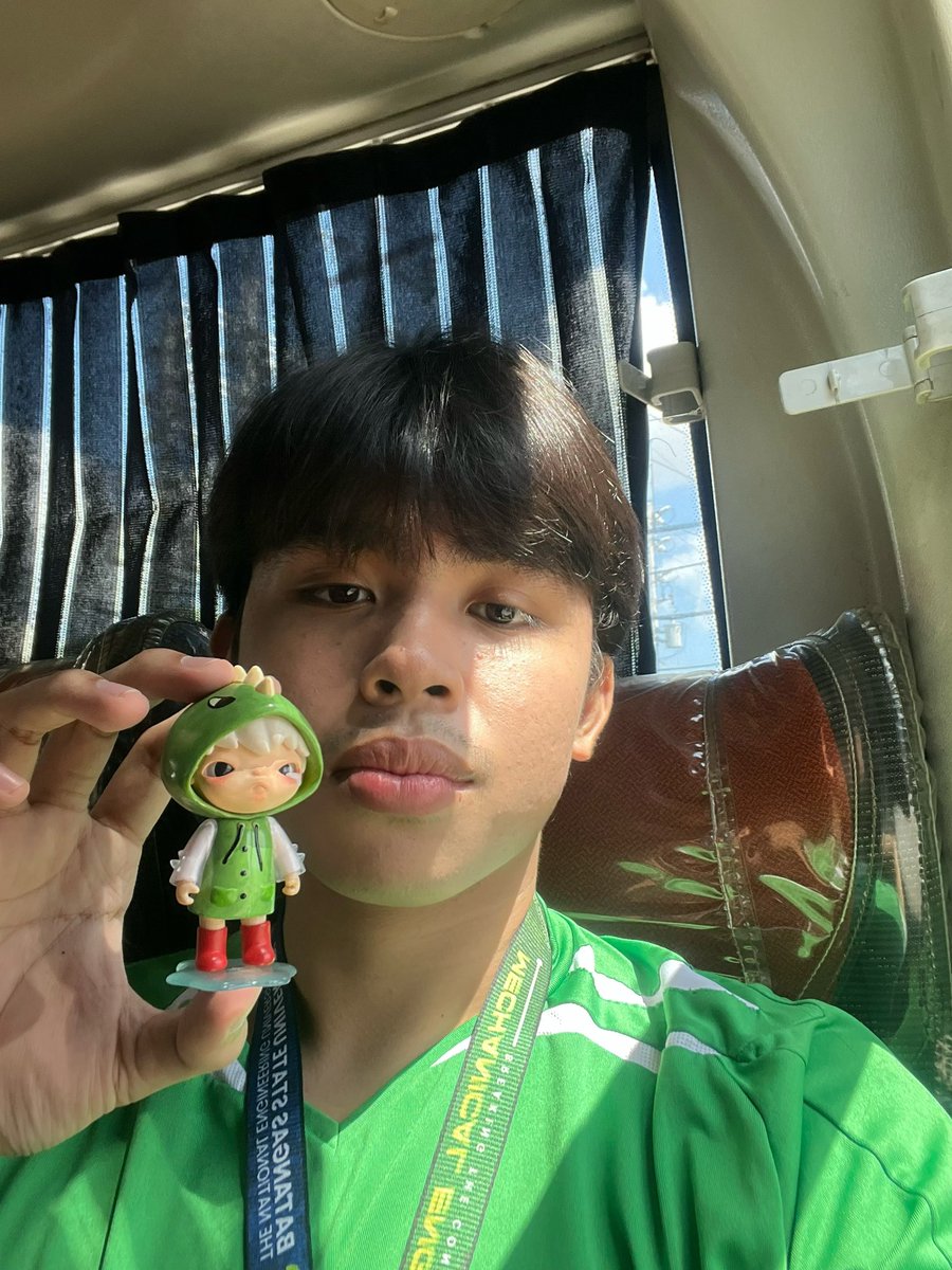 hirolek's tweet photo. going home with my babyyy after a tiring week 😖

kundoktor: " saan 'tong
160 pesos?"

me: home... ***ngumiti ako at lumingon sa bintana ng bus*** https://t.co/TvDZAfpTjY