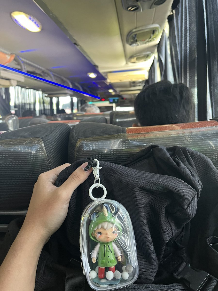 hirolek's tweet photo. going home with my babyyy after a tiring week 😖

kundoktor: " saan 'tong
160 pesos?"

me: home... ***ngumiti ako at lumingon sa bintana ng bus*** https://t.co/TvDZAfpTjY
