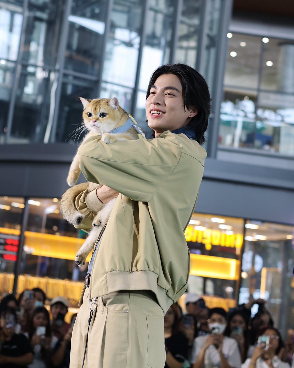 tb_entofficial's tweet photo. กลัฟ พร้อมพี่อาซาร์และน้องก็องเต้ในงาน Pet Us 4th Year Anniversary

@gulfkanawut 
#FCVIFxGulf
#VIFxGulfYouAreMyLove
#GulfKanawut https://t.co/I4SXUuFlOp