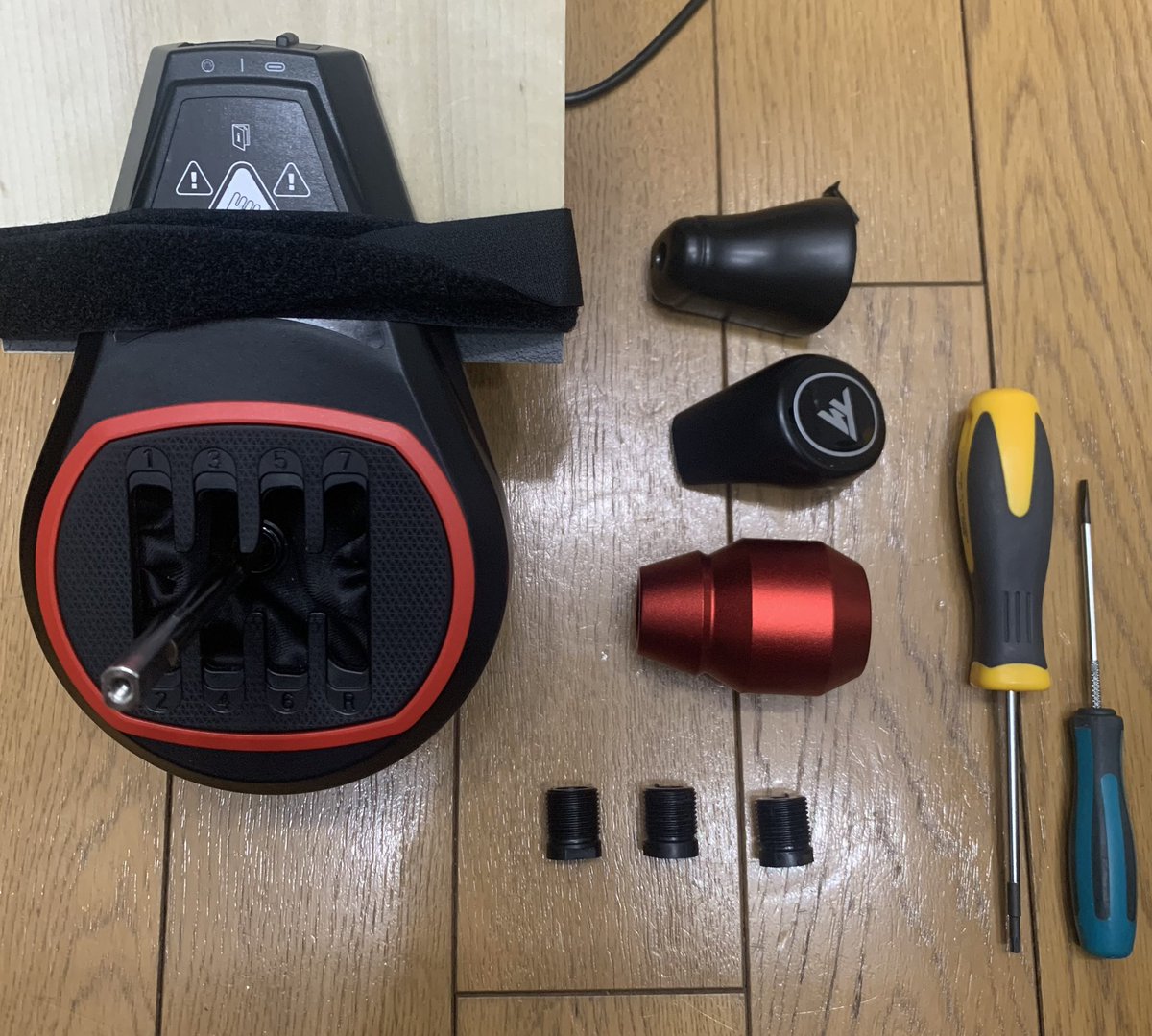 dnplayer2049's tweet photo. TH8S用にシフトノブ購入🕹️

しかし、アダプターとの寸法が合わない…😱
(アダプター各M8・M10・M12に対し、シフターのシャフト外径9mm)
でもシフター全体の長さは変えたくないからどうしたもんか…😖

#GT7
#グランツーリスモ7
#TH8S https://t.co/V1GOKbdUz7