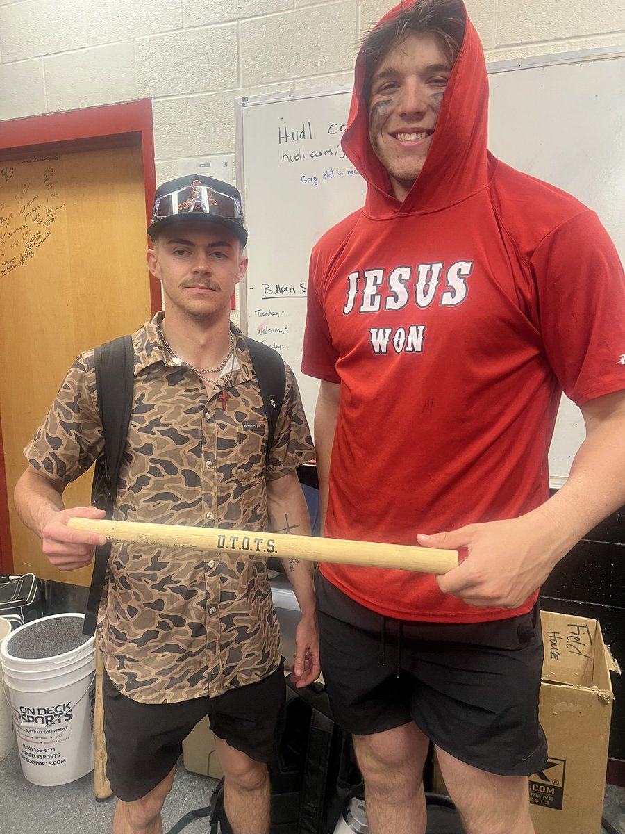 MaypearlBsBall's tweet image. #D.T.O.T.S. Player of The Game is @Cordrager9 who was 1-2 with a grand slam 💣 and 6 RBIs on the night. . On the bump @BillyTeague00 went 5 innings w/ 0H, 8 Ks in a 17-5 W over Scurry-Rosser to move to 6-0 in district.
#StandardsOverFeelings
#LockedIn