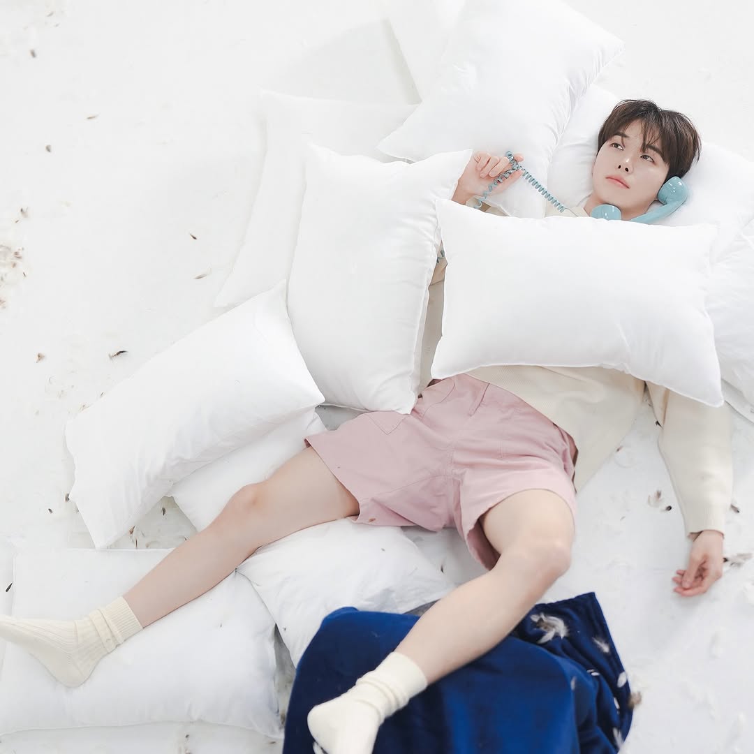 JAYN LEE
[DS] Pillow Talk

2025.03.26 6PM (KST)

“Pillow talking to daylight.
Since nobody would come by,
we shall slow dance in your both eyes”

“밤새도록 속삭이며,
네 두 눈 속에서 천천히 춤추자.
우릴 방해할 사람은 없으니까.”

#JAYNLEE #재윤 #이재윤