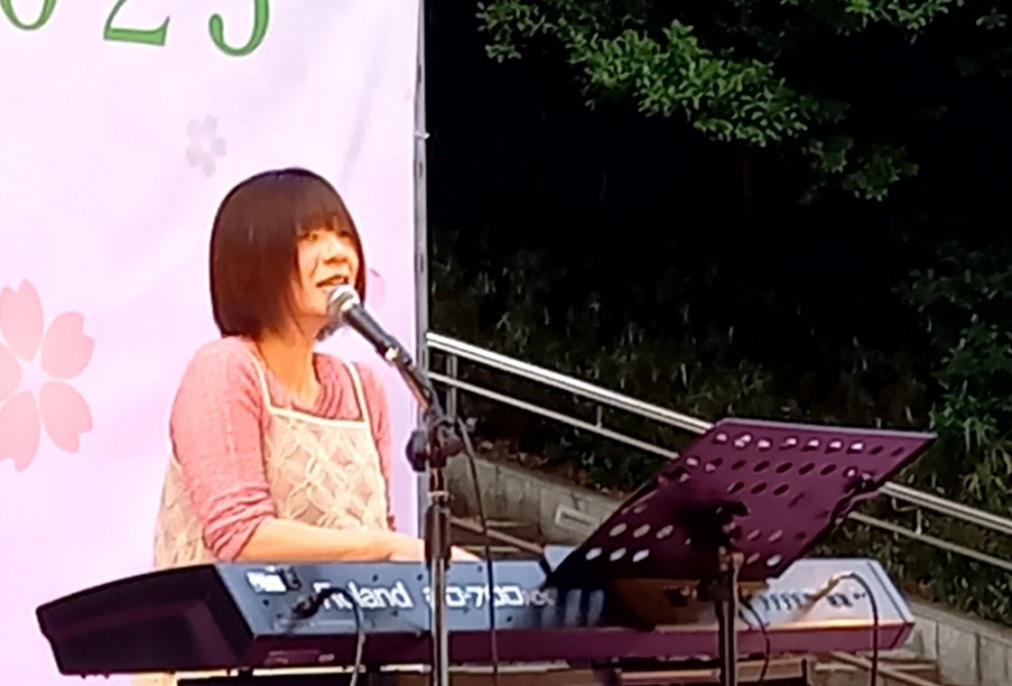 utusemi_sugar's tweet image. 夕方は、上野恩賜公園袴腰広場(公園最南端)にて、#Utaco.ちゃんのフリーライブを見てきました🎵
力強く響きわたる歌声とピアノ、天候の良さ、夕暮れ時の涼しさと相まって、一層素敵なステージでありました😊
体調もまずは大丈夫そうで何より。
今後も自分のペースで➡️