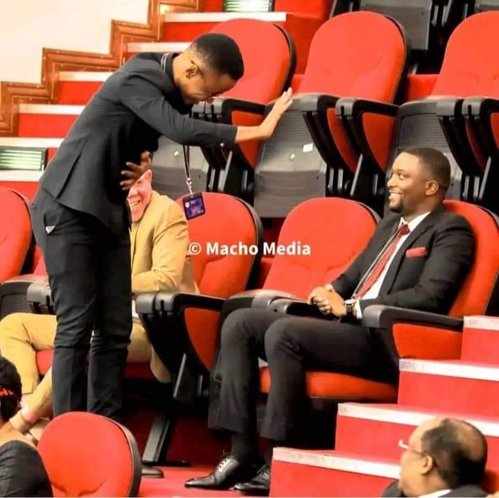 JacobMalima4's tweet photo. Kauli aliyotoa Ahmed Ally jana kuhusu kubeba mbuzi na wazee wafupi jana angelisema Alli Kamwe angeshambuliwa na wachambuzi wajinga wajinga kama yule mchambuzi CEO na mwenzie mwenye komwe kama kirungu. Yanga Sc inachukiwa kutokana na uongozi imara usionunua wachambuzi wa mchongo.. https://t.co/lYxDWf3Urx