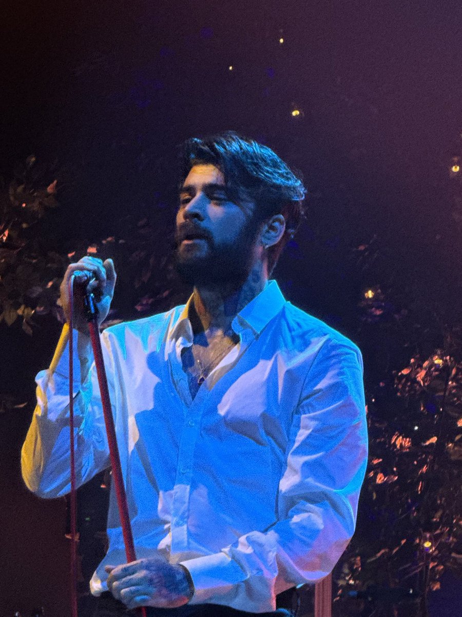 zaynbbh's tweet image. something about this man in white...