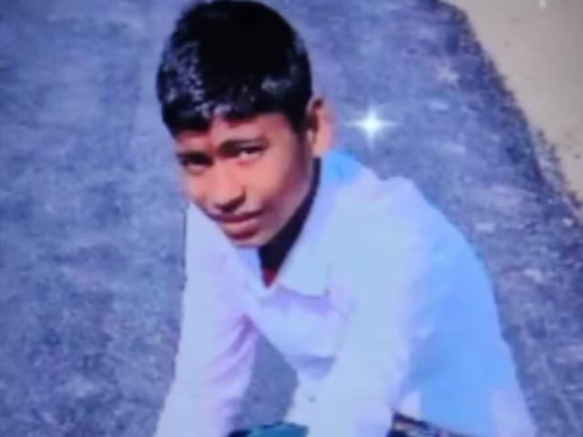 shivampandeygnd's tweet photo. 5 हजार रुपए के लिए इतना जुल्म, ऐसा दबंगों ने नहीं, बल्कि यूपी पुलिस ने किया,छात्र की मौत 
उत्तर प्रदेश के बस्ती जिले के दुबौलिया थाने के पुलिस उभाई गांव के 17 वर्षीय आदर्श उपाध्याय को उठा कर ले गई और उसकी इतनी पिटाई की जिससे छात्र की मौत हो गई ।जिन्हें 24 मार्च 2025 को पुलिस ने गिरफ्तार किया था,लोगो का कहना है कि युवक की पिटाई के कारण जब हालात बिगड़ी तो उसे  हर्रैया सामुदायिक स्वास्थ्य केंद्र (CSC) में लाया ग��ा जहां युवक ने दम तोड़ दिया। परिजनों का आरोप है कि थाने में बेरहमी से पिटाई के कारण उनकी हालत बिगड़ी, जिसके बाद उन्हें अस्पताल ले जाया गया, लेकिन उनकी जान नहीं बचाई जा सकी। दोषी पुलिसकर्मियों के साथ सख्त से सख्त कार्रवाई हो।
@Uppolice @bastipolice @UPGovt @dgpup @grok @aajtak @UPTakOfficial 

#BastiPolice #bastinews #Basti #UPPolice #news #up #UPNews #HindiNews