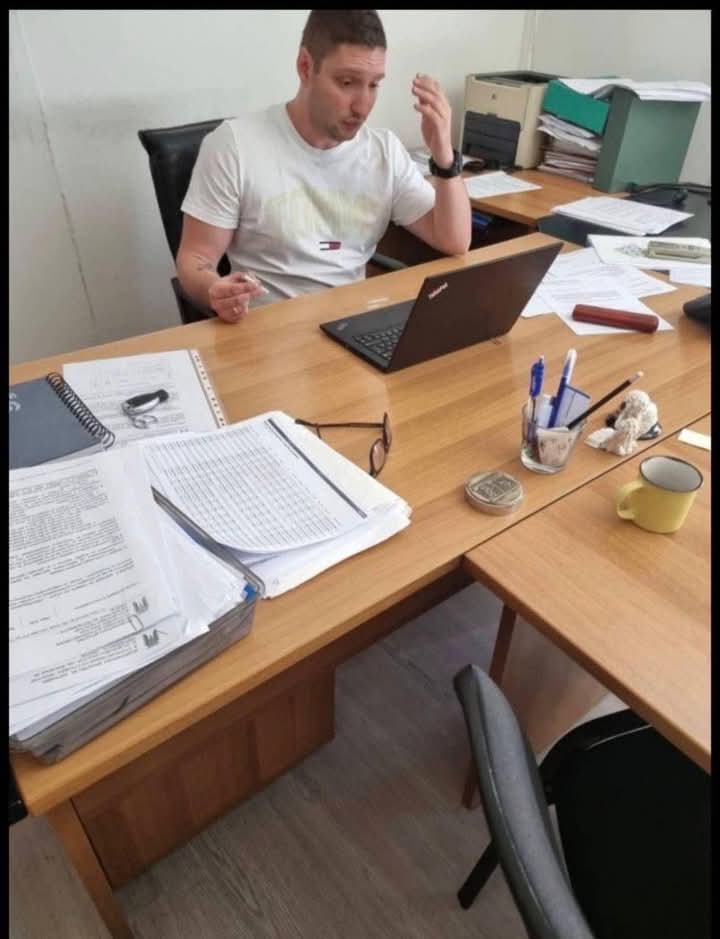 Јон Фрчко на работа шмрка .
Дали е дозволено и ако не е дозволено треба да се апси.