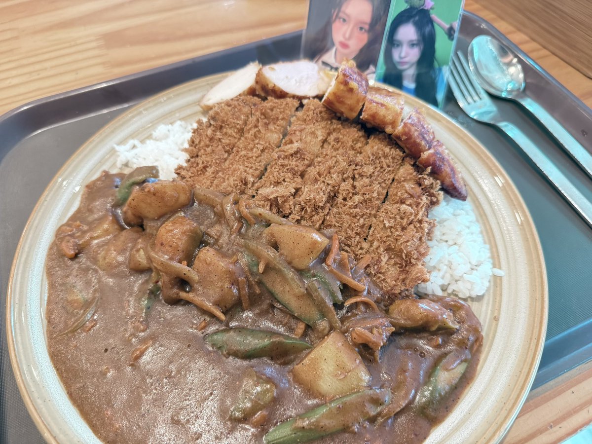 #설유니거품퐁퐁
설윤이가 점메추로 해준 카레 맛있게 먹을게~ 지우가 추천한 돈까스도 추가하고 닭가슴살 스테이크도 추가했어 
맛있게 먹고 당첨된 방청권으로 생방가서 또 응원 열심히 할게~