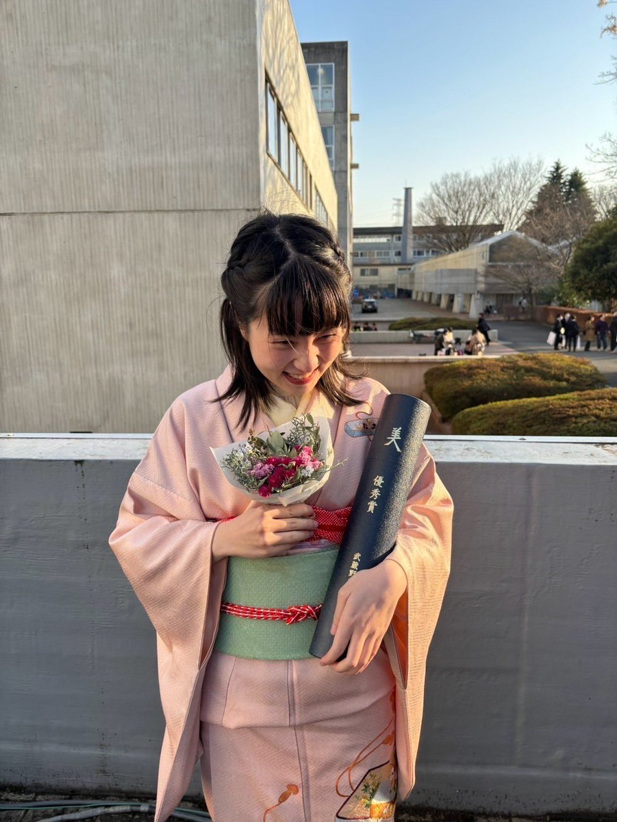lilyonga_'s tweet photo. เรียนจบโทที่ Musashino Art University แล้วค่ะ🌸 พร้อมได้รางวัลผลงานธีสิสยอดเยี่ยม (優秀賞) มาเพิ่มจากปริญญาอีกกระบอก ขอเล่าเรื่องวันรับปริญญาสไตล์ญีุ่ปุ่นให้ฟัง เป็นวันที่น่าประทับใจและจะไม่ลืมเลย เพราะตั้งใจแต่งตัวมาก เกือบตั้งใจกว่าเรียนหนังสือแล้วอีกนิดนึง https://t.co/zEqDVu4Pku