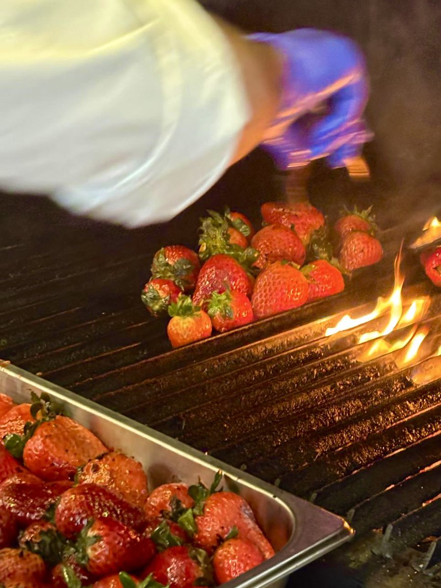 Se viene nuevo postre , que ricas queda las fresas a la parrilla 😋