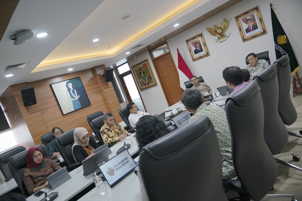 fadlizon's tweet photo. Hari ini (26/03), saya berdiskusi dengan perwakilan produser film, mendengar aspirasi dan pengalaman mereka terkait dukungan pemerintah terhadap perfilman nasional. Sebagai bagian dari ekosistem kebudayaan yang strategis, perfilman Indonesia membutuhkan keberlanjutan dan tata kelola yang kuat.
..
Inisiatif yang mendukung pemajuan kebudayaan akan diteruskan dan diperkuat. Kolaborasi berbagai pihak tentunya penting dalam merumuskan mekanisme dukungan agar lebih inklusif, berdampak, dan berjangka panjang, termasuk matching fund dan berbagai skema dukungan lainnya. Ke depan, kami berkomitmen memperluas manfaat bagi lebih banyak pelaku, dengan tata kelola yang akuntabel dan partisipatif.