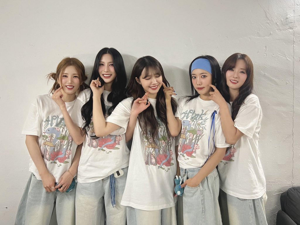 meungupdates's tweet photo. Apink’s 14th Anniversary: Full Group Comeback on April 19 with a New Song After a Year

Apink is set to release a new song in celebration of their 14th anniversary. 

#정은지 #JeongEunji 
#Apink #에이핑크 

🔗 https://t.co/zTt3dgQNAP https://t.co/2s5Bxvte8G