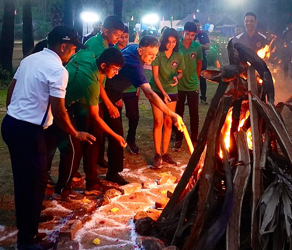INS_Vishwakarma's tweet photo. 🌊Shaping young explorers!🏖️
Wards of naval personnel immersed in a thrilling #Adventure_Camp 🏕️ at Yarada Beach, hosted by #INS_Vishwakarma. Engaging in fun challenges & team-building exercises, they developed #confidence, #camaraderie & vital #life_skills.⚓
#NationFirst https://t.co/UyBVORJn93