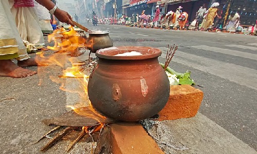 pavmon80's tweet photo. Ayurvedic Tips for Attukal Pongala 2025

Learn these Ayurvedic tips shared by Doctor Rekha to help you have a safe and fulfilling Attukal Pongala experience.
https://t.co/kM1HcdjRDf
https://t.co/Ct81Qqqm05

#Ayurveda #attukalpongala #ayurvedic #festival #women  #health https://t.co/zw5tbIKFHG