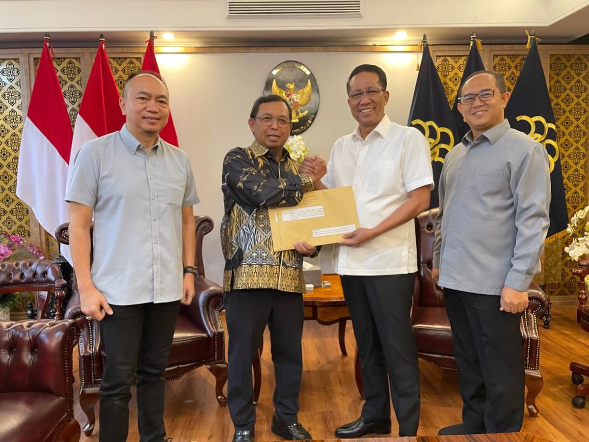jansen_jsp's tweet photo. SAH SUDAH PENGURUS DAN AD/ART PARTAI DEMOKRAT

Kemarin malam, (Selasa, 25/03/2025), SK Kepengurusan @PDemokrat periode 2025-2030 dan AD/ART Partai Demokrat 2025-2030, secara resmi telah terbit dan disahkan oleh Kementerian Hukum Republik Indonesia (@kemenkum).

Mewakili Ketua Umum Partai Demokrat mas Dr @AgusYudhoyono — yang sedang berada dan menjalankan tugas Negara di Republik Rakyat Tiongkok — SK a quo telah diserahkan secara resmi oleh Menteri Hukum Bpk Dr Supratman Andi Agtas kepada Sekjen Partai Demokrat Dr Herman Khaeron (@akang_hero).

Selamat menjalankan tugas kepada seluruh pengurus Partai Demokrat periode 2025-2030 yang telah diumumkan Ketum hari Minggu kemarin. Selamat bekerja untuk kita semua. Dan mari kita jaga kepercayaan yang telah diberikan Ketua Umum.

Untuk Yth Bpk Menkum Pak Dr Supratman Andi Agtas: “atas nama kami semua kader Demokrat diseluruh Indonesia, mengucapkan terimakasih atas kehangatan bang Menteri selama 2 hari ini. Dan terimakasih juga atas panduannya sehingga proses peng SK-an ini dapat berjalan dengan lancar. Dimudahkan terus bang Menteri dalam bertugas sebagai Menteri Hukum Republik Indonesia ”. Terimakasih juga kepada Dirjen AHU Bpk Widodo dan jajaran sebagai pihak penerima dan pe-review semua dokumen yang kami masukkan sesuai dengan ketentuan di UU Parpol. Dilancarkan terus bapak/ibu semua dalam bertugas di Kementerian Hukum.

Hormat kami,
JANSEN SITINDAON
Wasekjend Demokrat