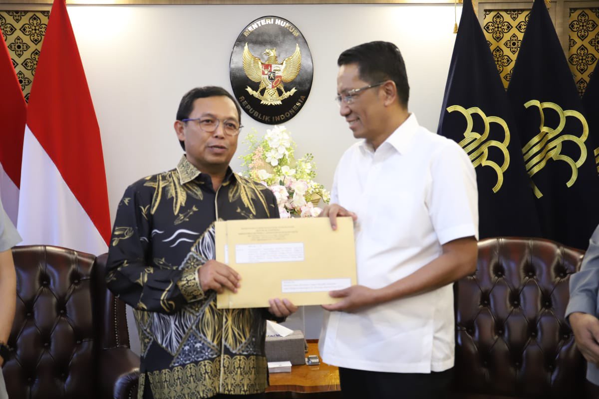 jansen_jsp's tweet photo. SAH SUDAH PENGURUS DAN AD/ART PARTAI DEMOKRAT

Kemarin malam, (Selasa, 25/03/2025), SK Kepengurusan @PDemokrat periode 2025-2030 dan AD/ART Partai Demokrat 2025-2030, secara resmi telah terbit dan disahkan oleh Kementerian Hukum Republik Indonesia (@kemenkum).

Mewakili Ketua Umum Partai Demokrat mas Dr @AgusYudhoyono — yang sedang berada dan menjalankan tugas Negara di Republik Rakyat Tiongkok — SK a quo telah diserahkan secara resmi oleh Menteri Hukum Bpk Dr Supratman Andi Agtas kepada Sekjen Partai Demokrat Dr Herman Khaeron (@akang_hero).

Selamat menjalankan tugas kepada seluruh pengurus Partai Demokrat periode 2025-2030 yang telah diumumkan Ketum hari Minggu kemarin. Selamat bekerja untuk kita semua. Dan mari kita jaga kepercayaan yang telah diberikan Ketua Umum.

Untuk Yth Bpk Menkum Pak Dr Supratman Andi Agtas: “atas nama kami semua kader Demokrat diseluruh Indonesia, mengucapkan terimakasih atas kehangatan bang Menteri selama 2 hari ini. Dan terimakasih juga atas panduannya sehingga proses peng SK-an ini dapat berjalan dengan lancar. Dimudahkan terus bang Menteri dalam bertugas sebagai Menteri Hukum Republik Indonesia ”. Terimakasih juga kepada Dirjen AHU Bpk Widodo dan jajaran sebagai pihak penerima dan pe-review semua dokumen yang kami masukkan sesuai dengan ketentuan di UU Parpol. Dilancarkan terus bapak/ibu semua dalam bertugas di Kementerian Hukum.

Hormat kami,
JANSEN SITINDAON
Wasekjend Demokrat
