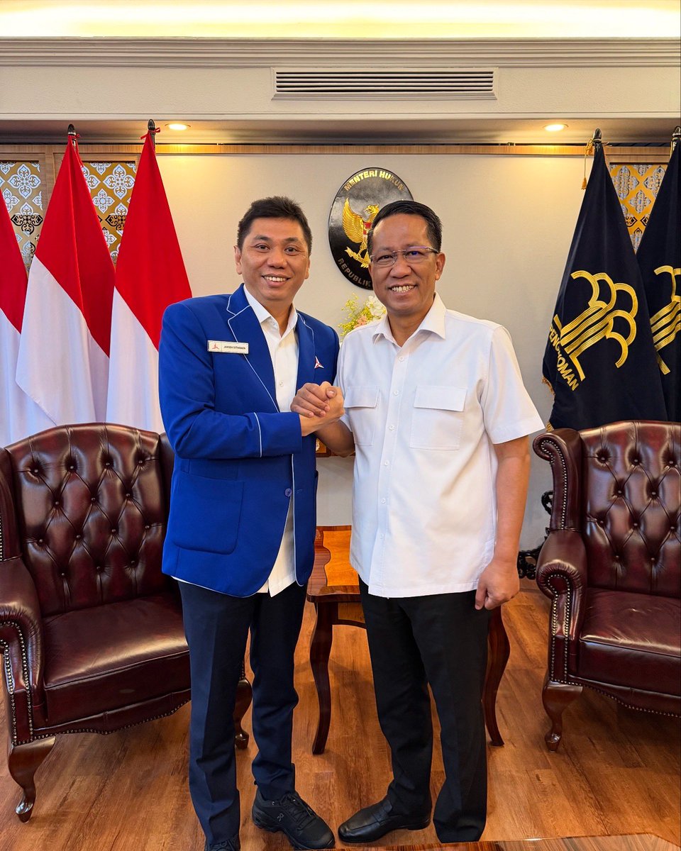 jansen_jsp's tweet photo. SAH SUDAH PENGURUS DAN AD/ART PARTAI DEMOKRAT

Kemarin malam, (Selasa, 25/03/2025), SK Kepengurusan @PDemokrat periode 2025-2030 dan AD/ART Partai Demokrat 2025-2030, secara resmi telah terbit dan disahkan oleh Kementerian Hukum Republik Indonesia (@kemenkum).

Mewakili Ketua Umum Partai Demokrat mas Dr @AgusYudhoyono — yang sedang berada dan menjalankan tugas Negara di Republik Rakyat Tiongkok — SK a quo telah diserahkan secara resmi oleh Menteri Hukum Bpk Dr Supratman Andi Agtas kepada Sekjen Partai Demokrat Dr Herman Khaeron (@akang_hero).

Selamat menjalankan tugas kepada seluruh pengurus Partai Demokrat periode 2025-2030 yang telah diumumkan Ketum hari Minggu kemarin. Selamat bekerja untuk kita semua. Dan mari kita jaga kepercayaan yang telah diberikan Ketua Umum.

Untuk Yth Bpk Menkum Pak Dr Supratman Andi Agtas: “atas nama kami semua kader Demokrat diseluruh Indonesia, mengucapkan terimakasih atas kehangatan bang Menteri selama 2 hari ini. Dan terimakasih juga atas panduannya sehingga proses peng SK-an ini dapat berjalan dengan lancar. Dimudahkan terus bang Menteri dalam bertugas sebagai Menteri Hukum Republik Indonesia ”. Terimakasih juga kepada Dirjen AHU Bpk Widodo dan jajaran sebagai pihak penerima dan pe-review semua dokumen yang kami masukkan sesuai dengan ketentuan di UU Parpol. Dilancarkan terus bapak/ibu semua dalam bertugas di Kementerian Hukum.

Hormat kami,
JANSEN SITINDAON
Wasekjend Demokrat