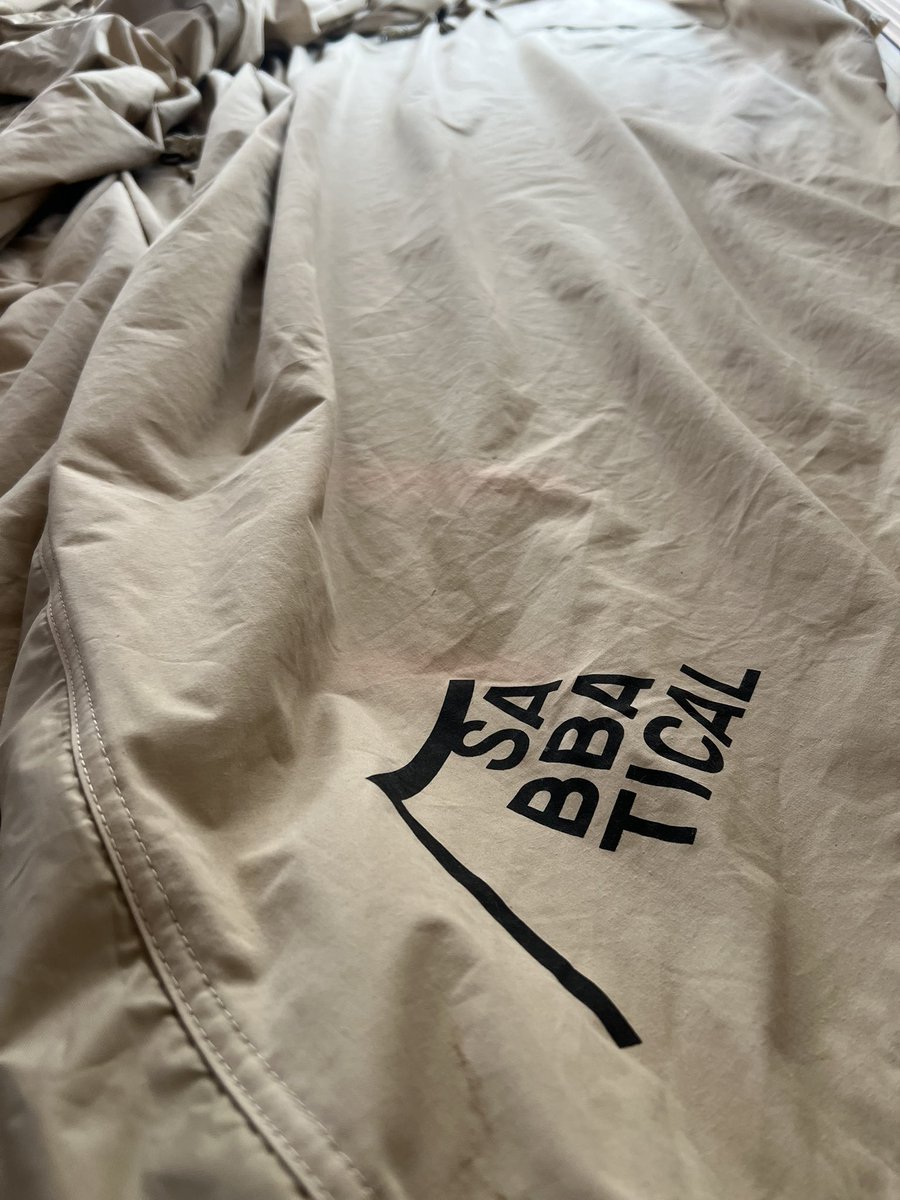 sumithee's tweet photo. 乾かして、掃除機かけて、こびり付いた黄砂を濡れ雑巾で擦って、畳みます。
テントは外で畳むもんじゃないの?とか言われながら。畳める外無いじゃん。
#SABBATICAL #MORNINGGLORYTC https://t.co/rYC1olj6Yf