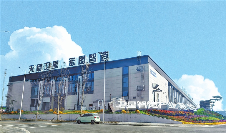 HenanPlus's tweet image. 🛰️【This Spring, &quot;Commercial Space&quot; is the Buzzword】🚀At PIESAT Huazhong Headquarters’ Satellite Operations Center, engineers are receiving, storing, and analyzing data from 12 commercial radar remote-sensing satellites.🔧

#SpaceHub
#SatelliteTech
#FutureOrbits
#STEMinAction