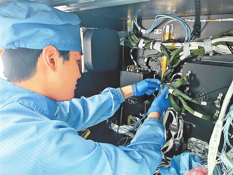 HenanPlus's tweet image. 🛰️【This Spring, &quot;Commercial Space&quot; is the Buzzword】🚀At PIESAT Huazhong Headquarters’ Satellite Operations Center, engineers are receiving, storing, and analyzing data from 12 commercial radar remote-sensing satellites.🔧

#SpaceHub
#SatelliteTech
#FutureOrbits
#STEMinAction