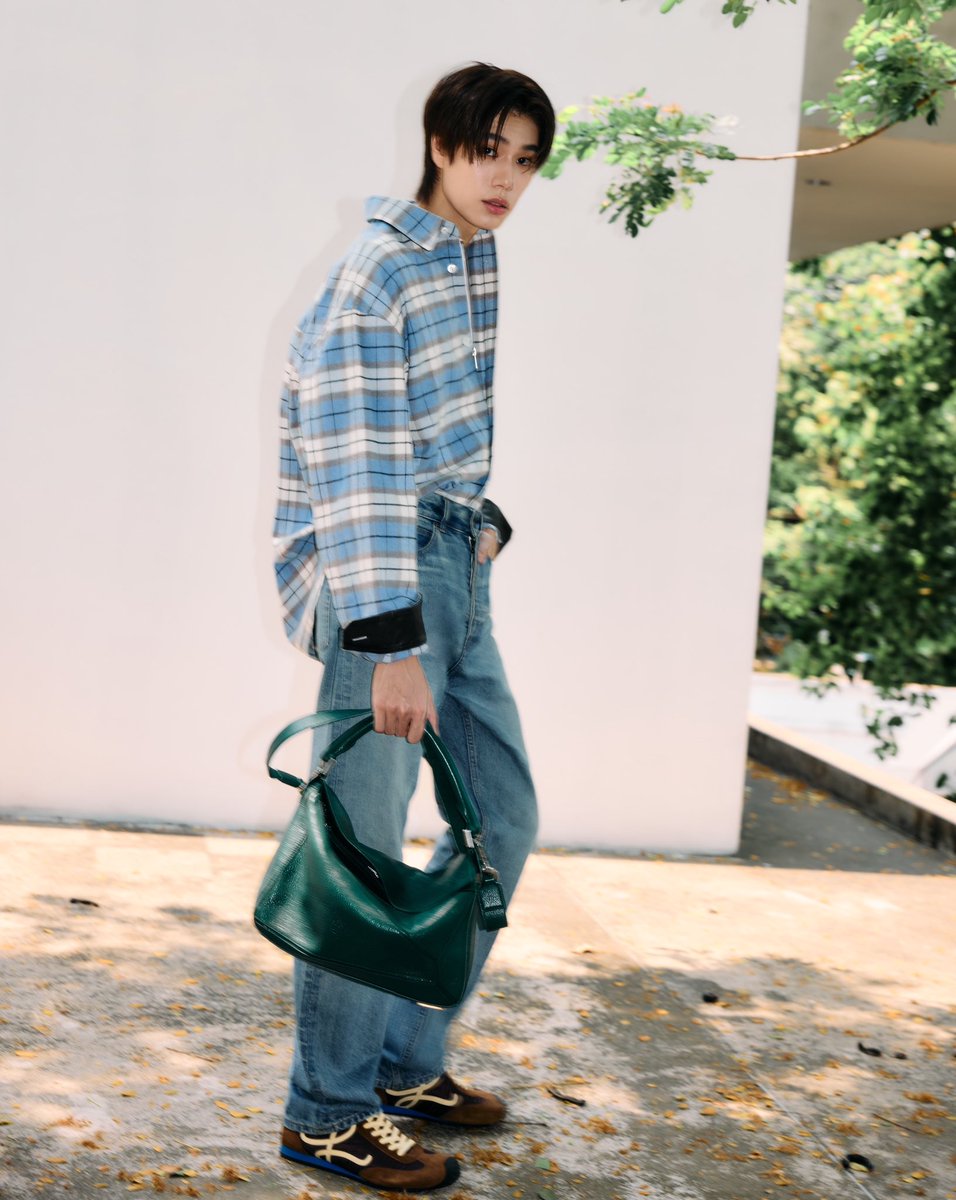 Praewdaily's tweet photo. ภูวินทร์ ตั้งศักดิ์ยืน Friend of the House ประจำ LOEWE ร่วมออกเดินทางไปงานเปิดนิทรรศการ ”LOEWE Crafted World Exhibition“ จัดขึ้น ณ โตเกียว ประเทศญี่ปุ่น พร้อมเหล่าคนดัง รวมถึงสาว Giselle โกลบอลแบรนด์แอมบาสเดอร์เข้าร่วมงานในวันที่ 27 มีนาคม 2025

นิทรรศการครั้งนี้ นับเป็นครั้งที่สองที่จัดขึ้นโดยนำเสนอจักรวาลความเป็นโลเอเว่ ตั้งแต่ประวัติศาสตร์ของแบรนด์สัญชาติสเปน ผลงานการคอลแลปชิ้นสำคัญ คอลเล็คชั่นรันเวย์ ชุดตัดเย็บพิเศษ ไปจนถึงขั้นตอนและวิธีการรังสรรค์เครื่องหนังชิ้นไอคอนิค ที่มานำเสนอให้กับแฟนๆ และสาธารณะชนได้ชม โดยเปิดรอบสาธารณะในวันที่ 29 มีนาคม เป็นต้นไป ไม่มีค่าใช้จ่าย เพียงลงทะเบียนและสำรองคิวได้ล่วงหน้าบนเว็ปไซด์

#LOEWE #LOEWECraftedWorld #LOEWExPhuwin #PraewFashion #Praewmag