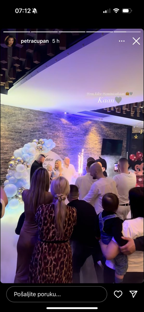 LekiLokalo's tweet photo. Jel moguce da su stajale jedna pored druge bukvalno? Zamisljam ovu zenu kad je pravila pozivnice i morala ukljucit oba Bubina kucna ljubimca 😂
#jasminadjuderija #petracupan #bubacorelli #caosvima https://t.co/p9nmWkwMEZ