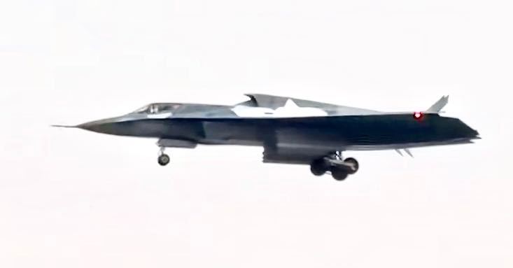 RupprechtDeino's tweet photo. Some interesting stills from the landing video showing the J-36 from the side ...

(Images via @Captain小潇 from Weibo) https://t.co/NozEaoFzZU