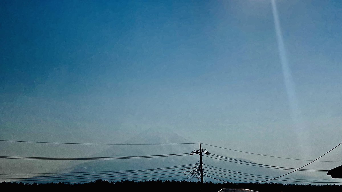 DecceLab's tweet image. オリジナルグッズプリントのDECCEです。

いつもは綺麗に富士山が見える事務所なのですが……

画像の明るさなどをいじってみたら、富士山、ちゃんとおりました。花粉と黄砂でしょうか。