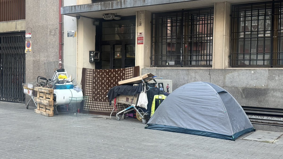 SOSSantAntoni's tweet image. 🏕️☀️Surt el sol a l’#assentament tercermundista del Carrer Marqués de Campo Sagrado, 20 #Eixample #Superilla #SantAntoni 

Avui és un bon dia per seguir pagant impostos a l’@bcn_ajuntament i que ens segueixi tractant així. 🙂

Gràcies per tanta degradació.