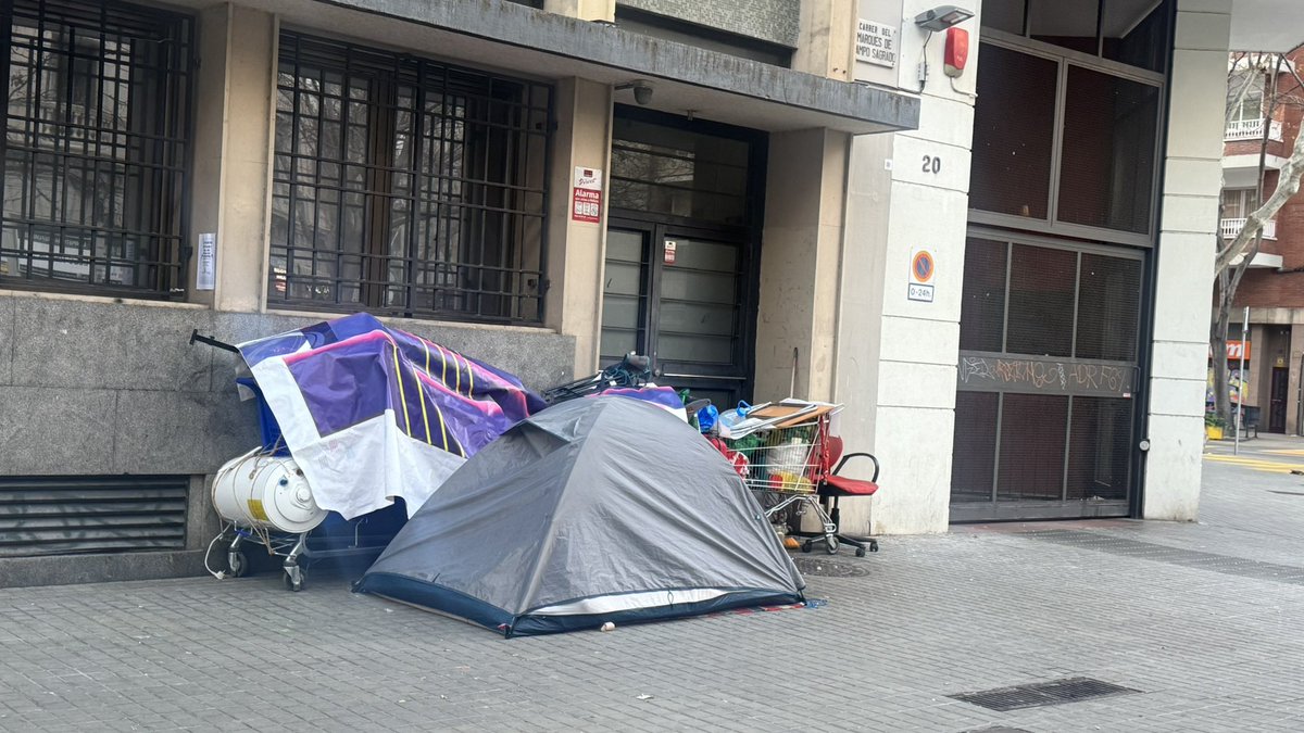 SOSSantAntoni's tweet image. 🏕️☀️Surt el sol a l’#assentament tercermundista del Carrer Marqués de Campo Sagrado, 20 #Eixample #Superilla #SantAntoni 

Avui és un bon dia per seguir pagant impostos a l’@bcn_ajuntament i que ens segueixi tractant així. 🙂

Gràcies per tanta degradació.