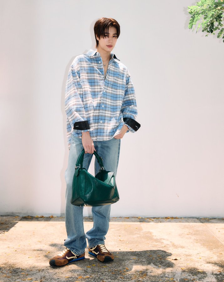 otpcnews's tweet photo. หล่อยืนหนึ่ง ! ชมแอร์พอร์ตลุคสุดปังของ "ภูวินทร์ ตั้งศักดิ์ยืน" @phuwintang Friend of the house ของ LOEWE @LoeweOfficial ก่อนบินลัดฟ้าสู่กรุงโตเกียว ประเทศญี่ปุ่น เพื่อไปร่วมเปิดนิทรรศการครั้งสำคัญของแบรนด์"LOEWE Crafted World Exhibition" ในวันที่ 27 มีนาคม 2025 นี้ 

PHUWIN ReadyFor LOEWE JP
#phuwintang 
#LOEWExPhuwin
#LOEWECraftedWorld
#LOEWE 

โดยนิทรรศการครั้งนี้ นับเป็นครั้งที่สองที่จัดขึ้นโดยนำเสนอจักรวาลความเป็น LOEWE ตั้งแต่ประวัติศาสตร์ของแบรนด์สัญชาติสเปน ผลงานการคอลเเลปส์ชิ้นสำคัญ คอลเลกชันรันเวย์ ชุดตัดเย็บพิเศษ ไปจนถึงขั้นตอนและวิธีการรังสรรค์เครื่องหนังชิ้นไอคอนิค
