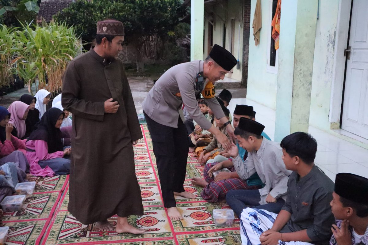 Kapolres Cilegon memberika baksos di pondok pesantren Babunazah link Cikebel Bawah Grogol kota Cilegon.