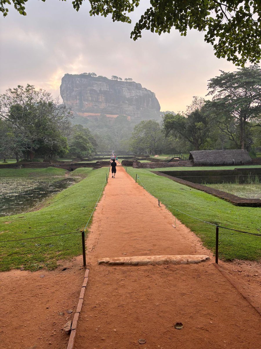 kevinsm20002000's tweet image. Three days into our tour of Sri Lanka. Rest day today at Sirigiya to climb Lion Rock