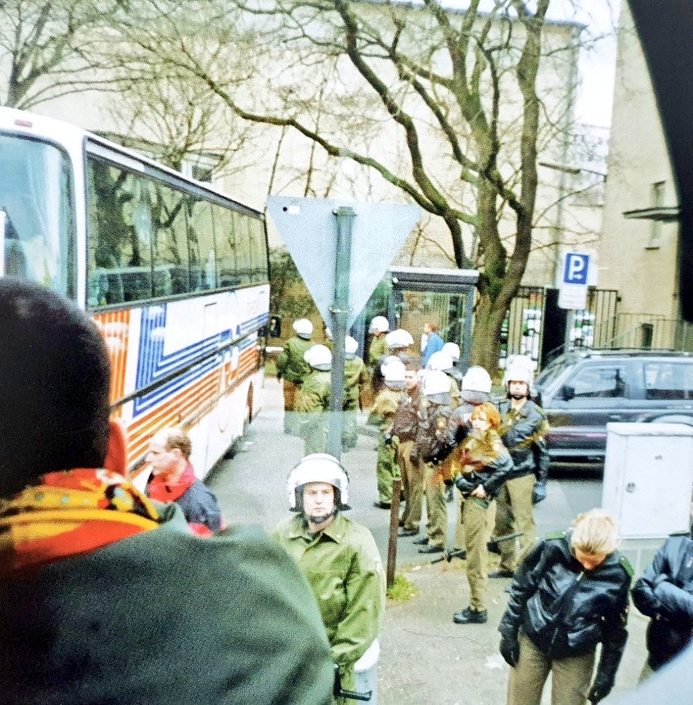 97/98 B. Leverkusen - R. Madrid.

La hinchada madridista es detenida nada más pisar suelo alemán y enviada a dependencias policiales sin posibilidad de acudir al estadio. 

La represión a este grupo de aficionados no entiende de fronteras ni de épocas.