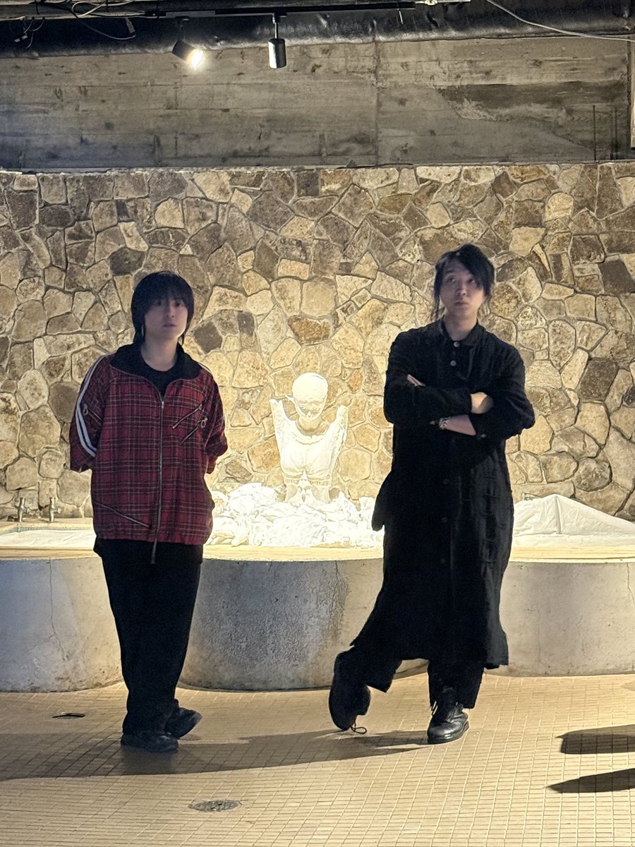 NF4629's tweet photo. フロアプランを練り直す2人と、足湯に入る2人。

おかげさまで大学を卒業することができ、作家として生きていく覚悟が決まりました。4年間お世話になりました！

ありがとうございます！ https://t.co/1AGI2D7m9a