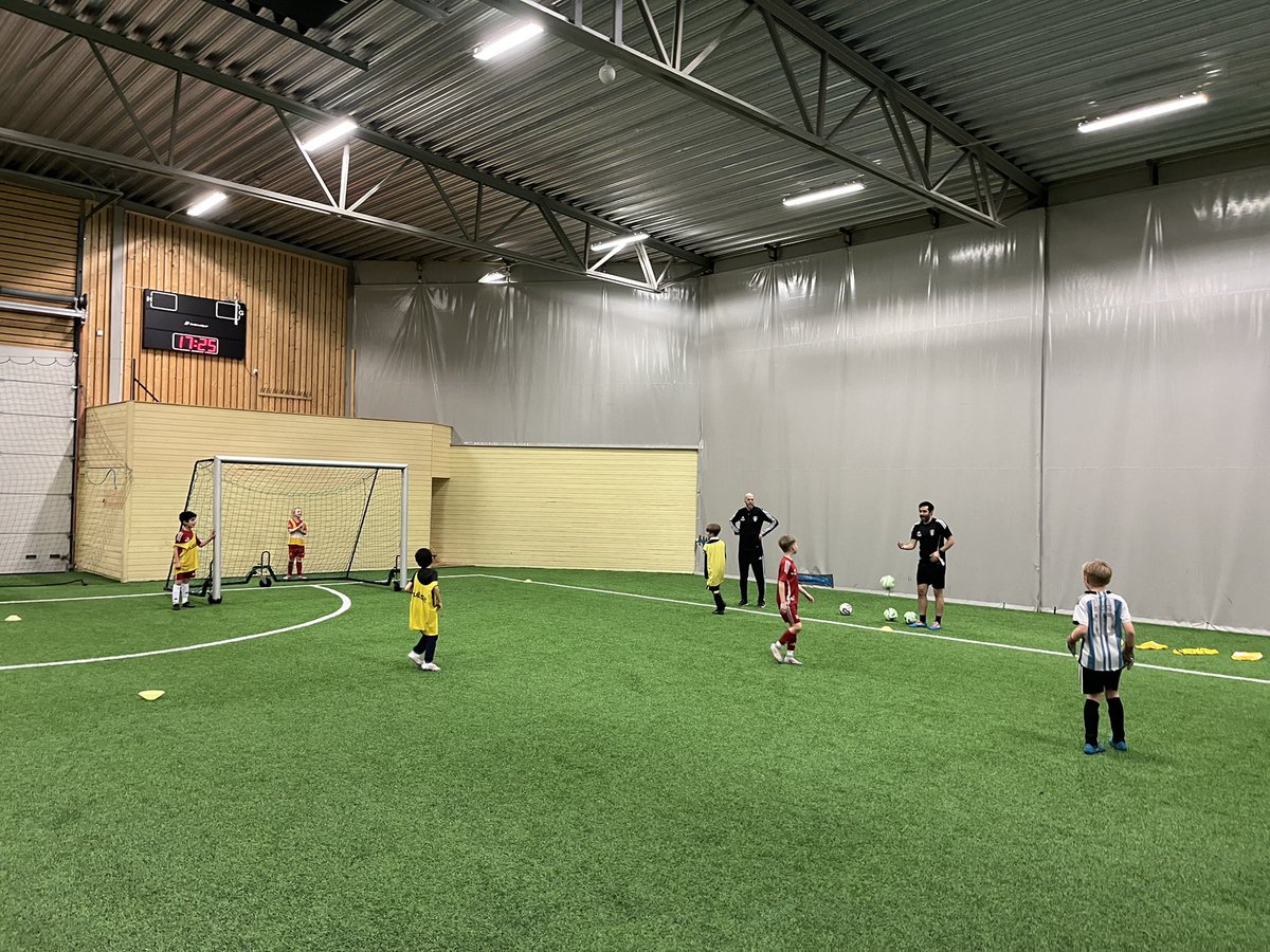 hultman90's tweet photo. RTP aktivitet nr 28 och 29. Inspirationsträning för Nybro IF och IFK Berga. Glöd och engagemang hos kidsen. Bra jobbat spelare och ledare! ⚽️

#SmålandsFF #RTP #smedbyboik #NybroIF  #IFKBerga #KalmarFF https://t.co/NAIpqk8BD0