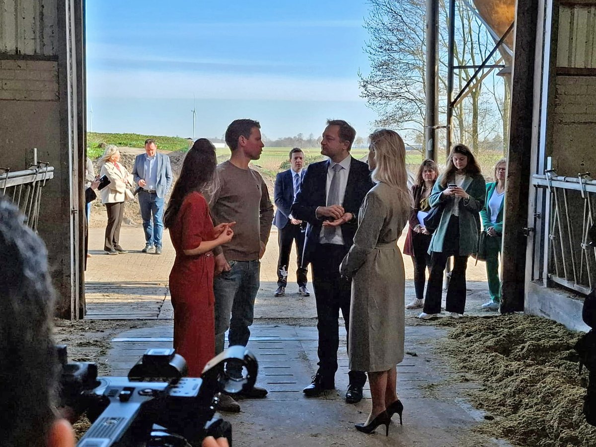 EU commissaris Christophe Hansen en Minister Femke Wiersma bezochten de melkveehouderij van Lars van Loenhout in Prinsenbeek. Aan bod kwam  ANLb-stelsel, de collectieve aanpak plus extra budget van € 500 miljoen --> boerennatuur.nl/actueel/eu-com…