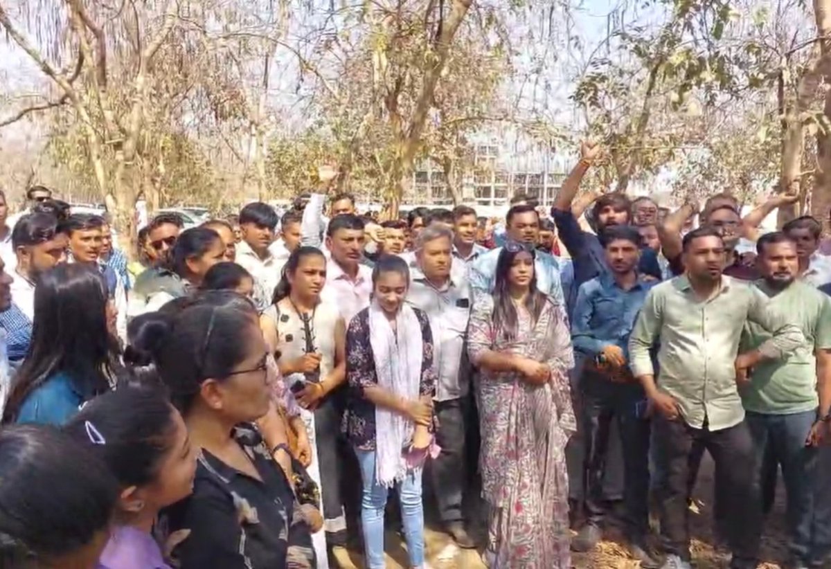 BenefitNews24's tweet image. ગુજરાતમાં હડતાળ કરવો પણ ગુનો, 1100 કર્મચારીઓને નોકરીમાંથી છૂટા કરાયા

benefitnews.in/gujarati/gujar…

#HealthDepartment #Strike #HealthcareWorkers #ESMA #TerminationNotice @CMOGuj @irushikeshpatel