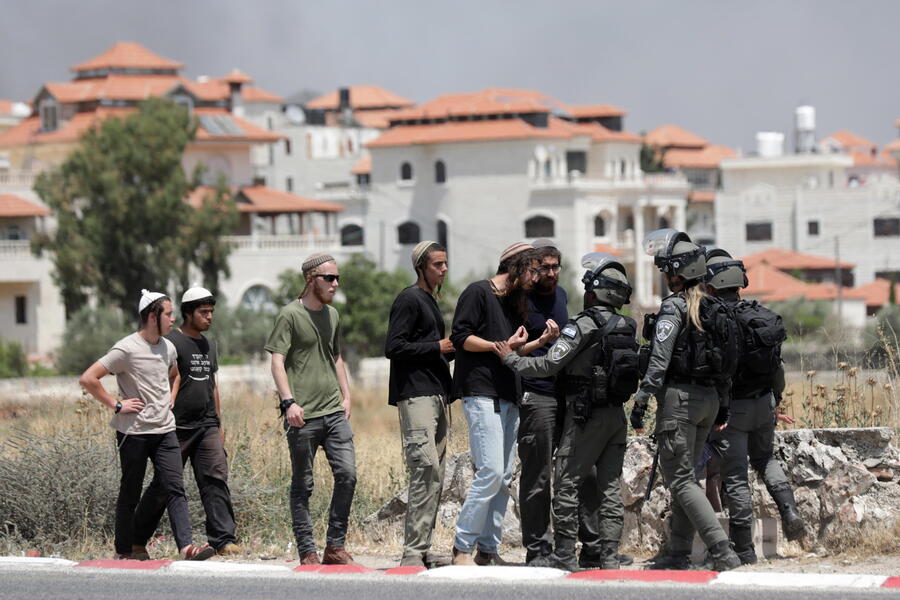 settlers = coloni israeliani. Se lo sentite dire ermeticamente nelle notizie dei TG sappiate che si tratta dei coloni che occupano illegalmente terre palestinesi e attaccano le case dei palestinesi nei villaggi della #Cisgiordania protetti spesso dall'esercito di #Israele.