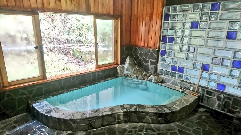 nanbuya_towada's tweet photo. 当館では…ワンコ2匹の体調が良くスタッフの手が空けば、下記の効能が期待出来ます。
加えて源泉掛流し温泉によりリラックス効果や疲労回復・健康増進…の更なる効能が期待出来ます。
更に食事を付けて頂くと「食べ過ぎ」の効能も(笑)

素泊3300円/朝付4400円/ニ食付5800円(大人1名、諸税込、暖房費別) https://t.co/nf6uMHflXE